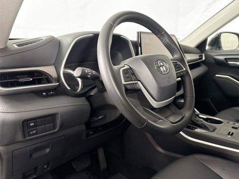 Used 2025 Toyota Highlander XLE image 4
