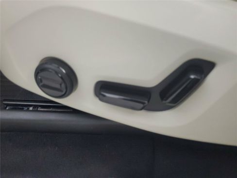 Certified 2025 Volvo XC90 B5 Core w/ Protection Package AWD/4WD image 18
