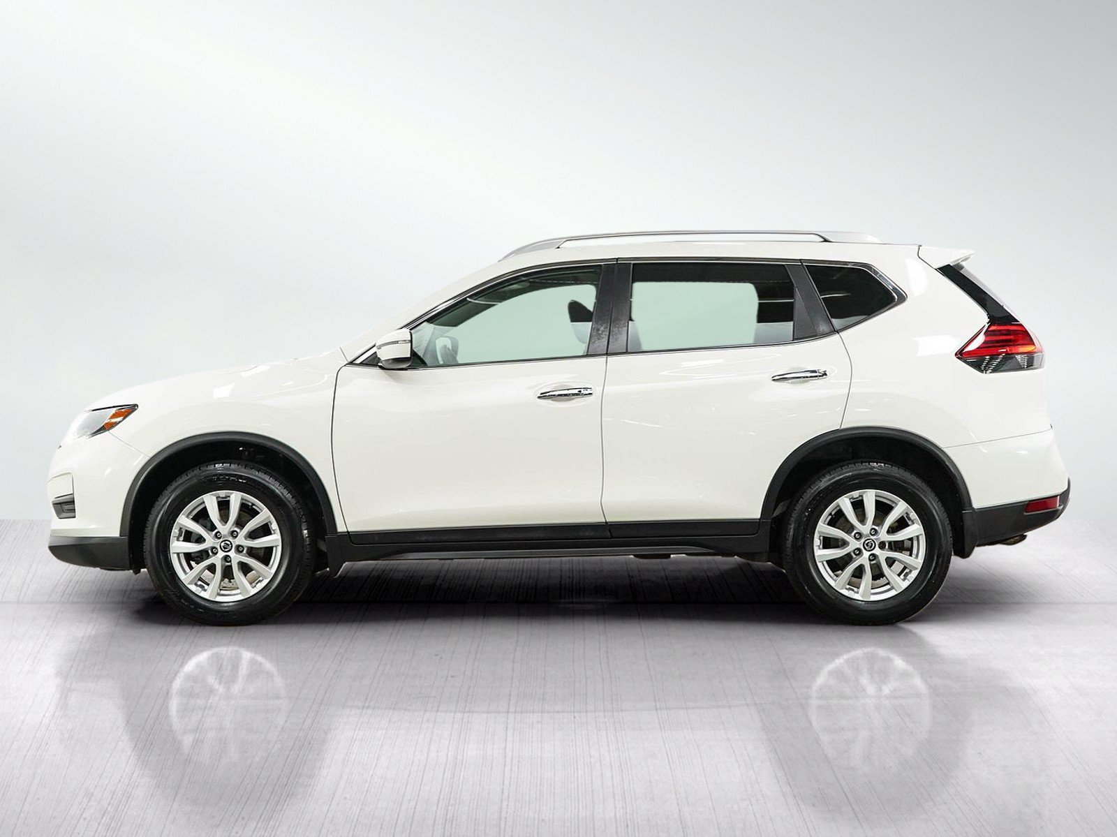 Used 2017 Nissan Rogue SV AWD/4WD image 2