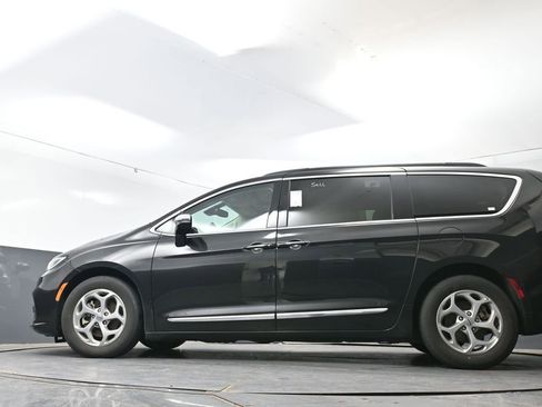 Used 2023 Chrysler Pacifica Limited image 30