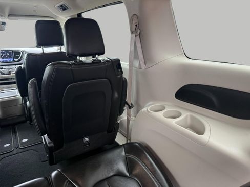 Used 2024 Chrysler Pacifica Touring-L image 31
