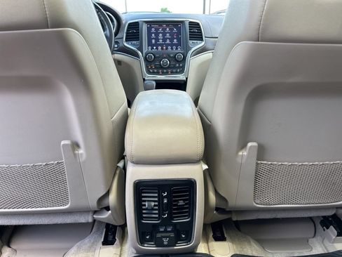 Used 2018 Jeep Grand Cherokee Overland AWD/4WD image 36