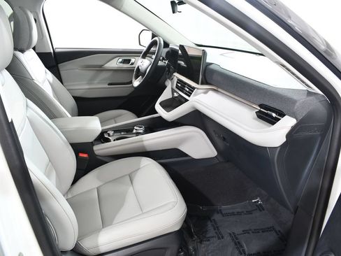 New 2026 Ford Explorer Active w/ Active Comfort Package AWD/4WD image 10