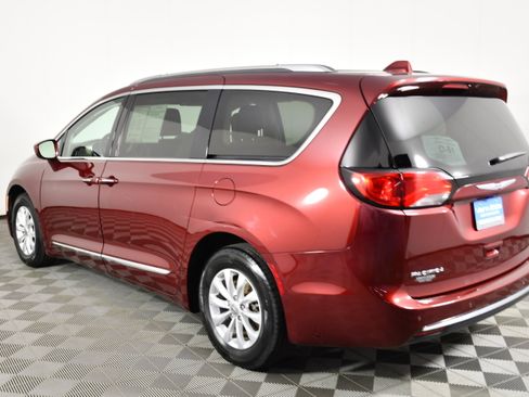Used 2019 Chrysler Pacifica Touring-L FWD image 8