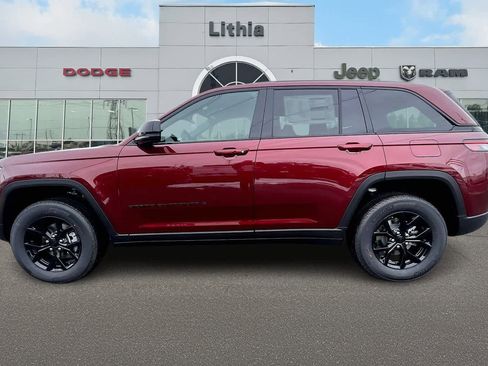 New 2025 Jeep Grand Cherokee Altitude image 3