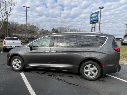 Used 2017 Chrysler Pacifica Touring-L Plus image 8