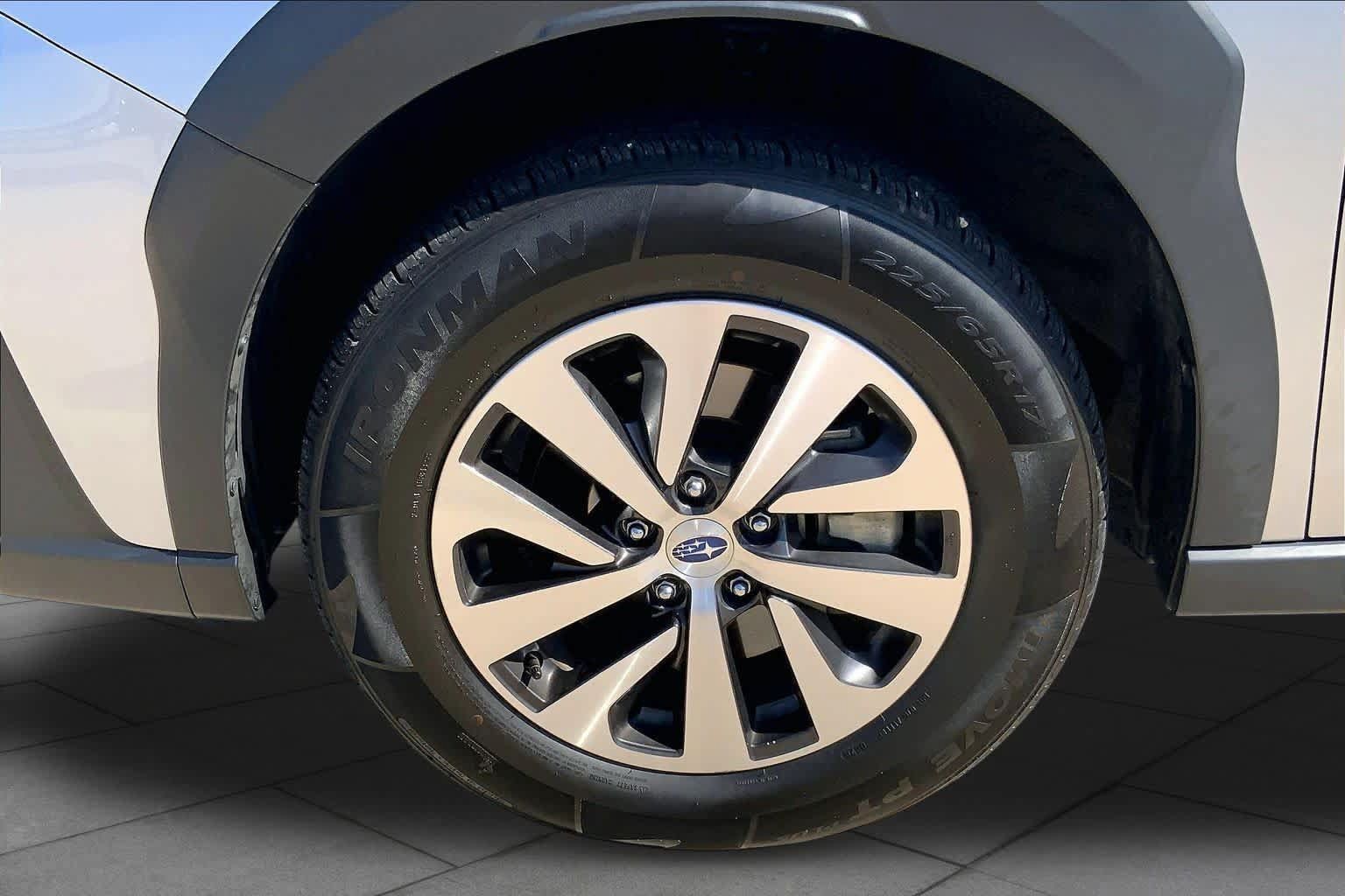 Used 2025 Subaru Outback Premium AWD/4WD image 10