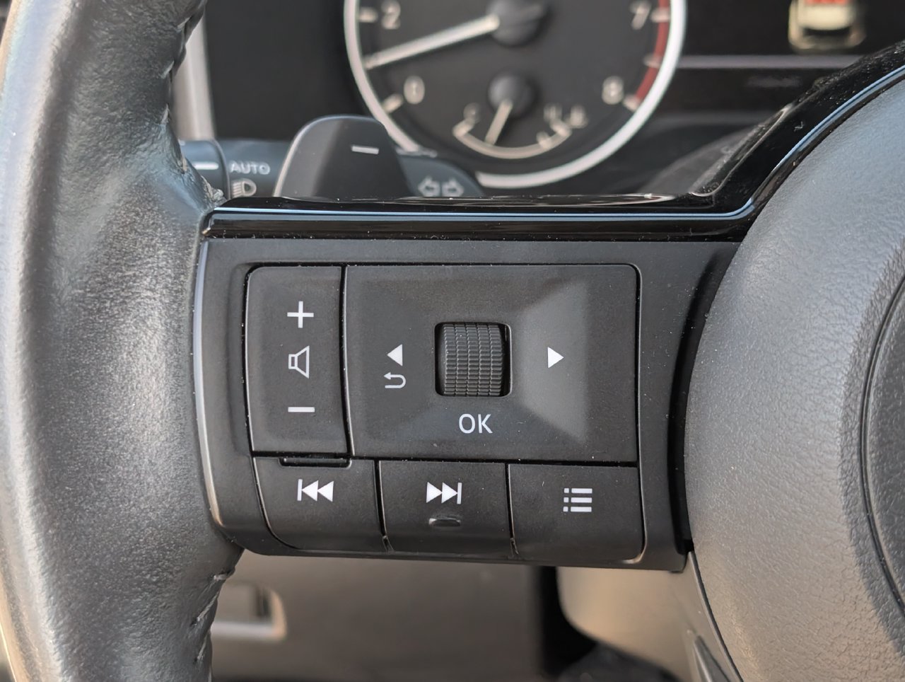 Used 2023 Nissan Rogue SV w/ SV Premium B Package FWD image 22