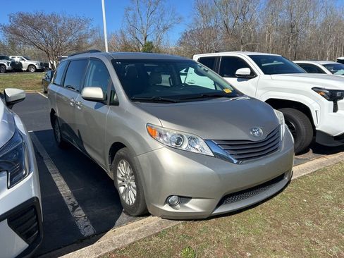 Used 2017 Toyota Sienna XLE image 1