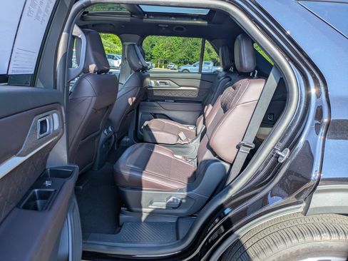 Certified 2025 Ford Explorer Platinum w/ LUX Leather Package AWD/4WD image 29