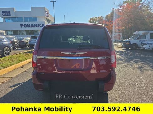 Used 2013 Chrysler Town & Country Touring image 8