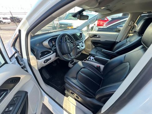 Used 2023 Chrysler Pacifica Touring-L image 5