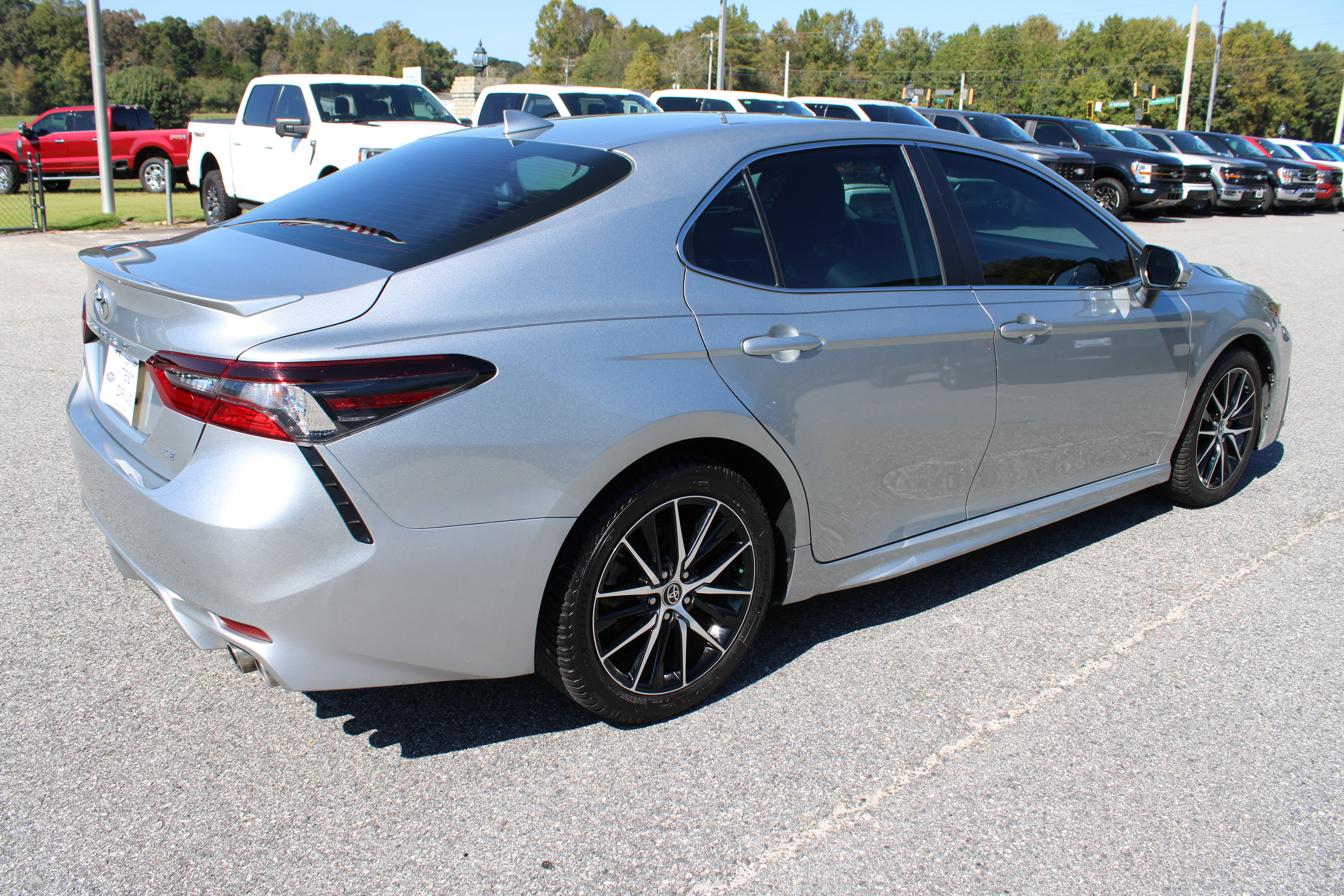 Used 2022 Toyota Camry SE w/ Audio Upgrade Package FWD image 6