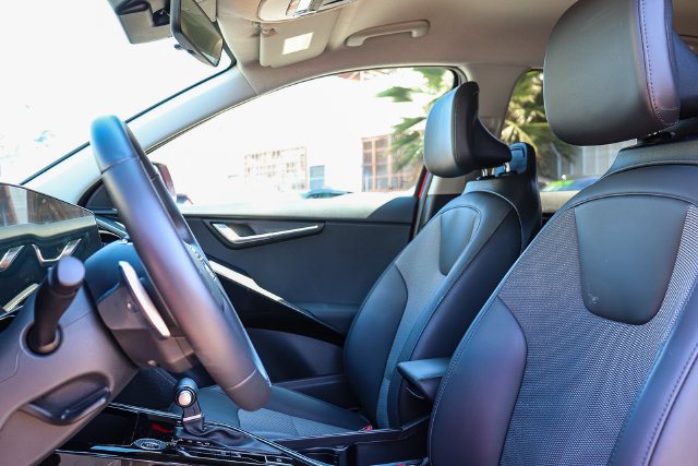 Certified 2025 Kia Niro EX FWD image 18