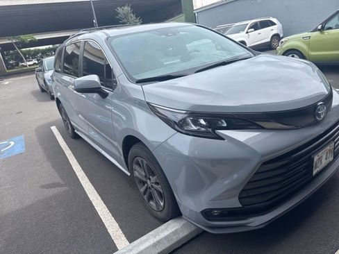 Used 2024 Toyota Sienna XLE Woodland Edition image 7