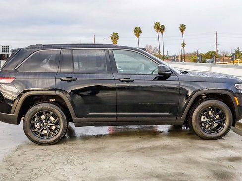 New 2026 Jeep Grand Cherokee Altitude image 13