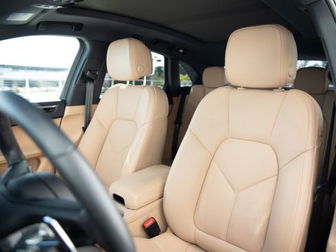 Certified 2025 Porsche Macan image 5