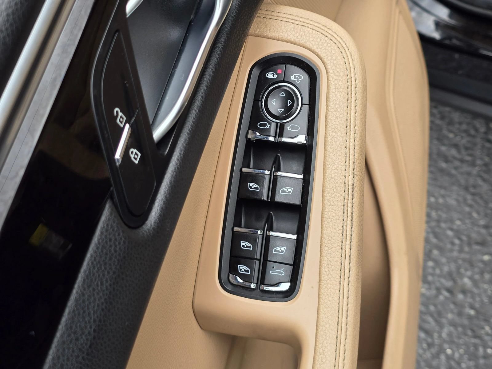 Used 2019 Porsche Macan AWD/4WD image 25