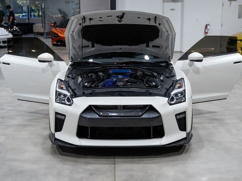 Used 2017 Nissan GT-R Premium image 40