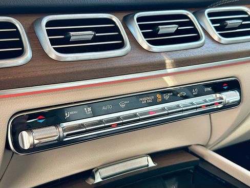 Used 2025 Mercedes-Benz GLS 450 4MATIC image 16