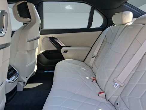 New 2026 BMW 750e xDrive image 28