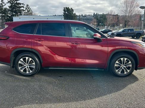 Certified 2024 Toyota Highlander XLE image 4