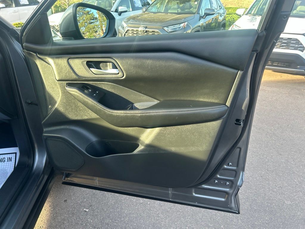 Used 2025 Nissan Rogue SV AWD/4WD image 9