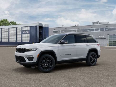Used 2025 Jeep Grand Cherokee Limited AWD/4WD image 2