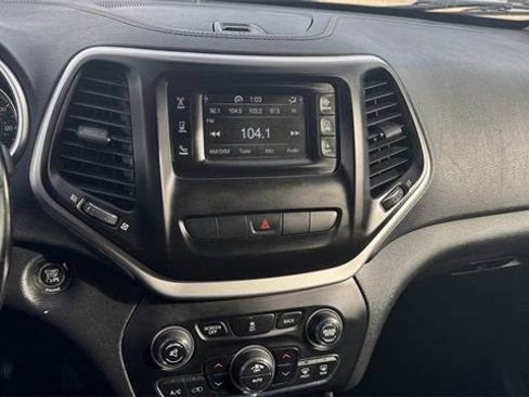 Used 2014 Jeep Cherokee Latitude w/ Comfort/Convenience Group image 24