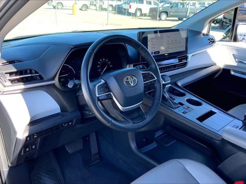 Used 2025 Toyota Sienna XLE image 16