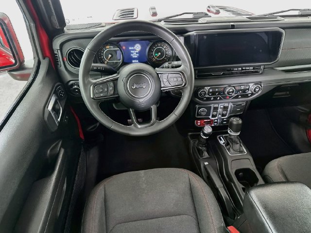 Used 2025 Jeep Wrangler Unlimited Rubicon w/ Convenience Group AWD/4WD image 4