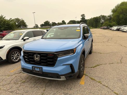 Used 2025 Honda Pilot TrailSport image 7