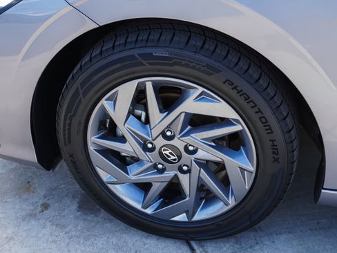 Used 2024 Hyundai Elantra SEL FWD image 12