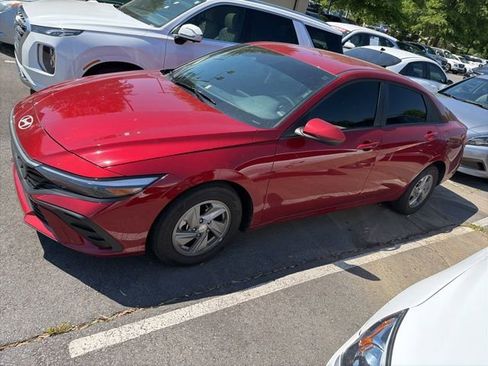 Used 2025 Hyundai Elantra SE FWD image 4