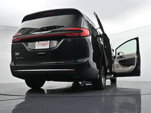 Used 2023 Chrysler Pacifica Touring-L FWD image 44