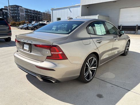 Used 2019 Volvo S60 T5 R-Design image 9