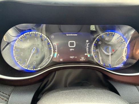 Used 2017 Chrysler Pacifica Limited FWD image 15