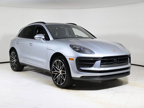 Certified 2024 Porsche Macan image 9