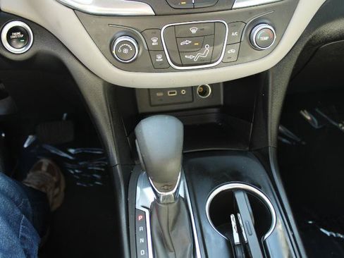 Used 2022 Chevrolet Equinox LS FWD image 19