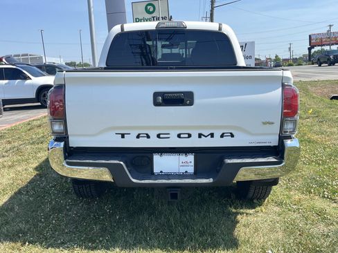 Used 2018 Toyota Tacoma TRD Off-Road AWD/4WD image 6