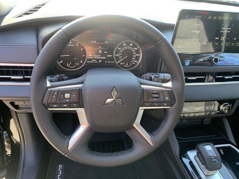 New 2025 Mitsubishi Outlander SE image 13