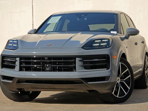 Used 2025 Porsche Cayenne E-Hybrid w/ Premium Package Plus AWD/4WD image 3