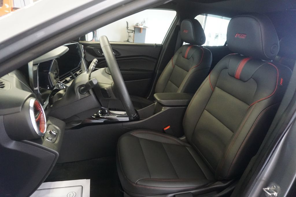 Used 2024 Chevrolet Trax RS w/ Sunroof Package FWD image 19