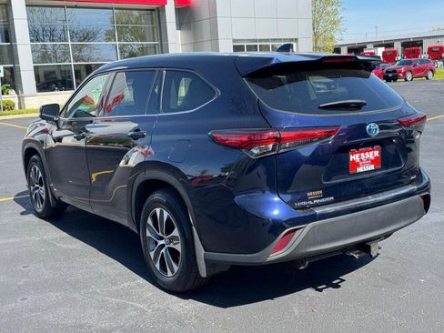 Used 2022 Toyota Highlander XLE AWD/4WD image 3