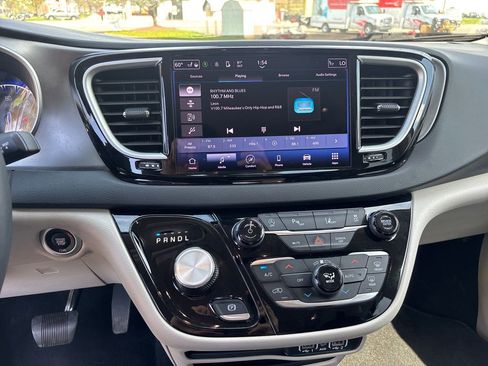 Used 2023 Chrysler Pacifica Touring-L FWD image 20