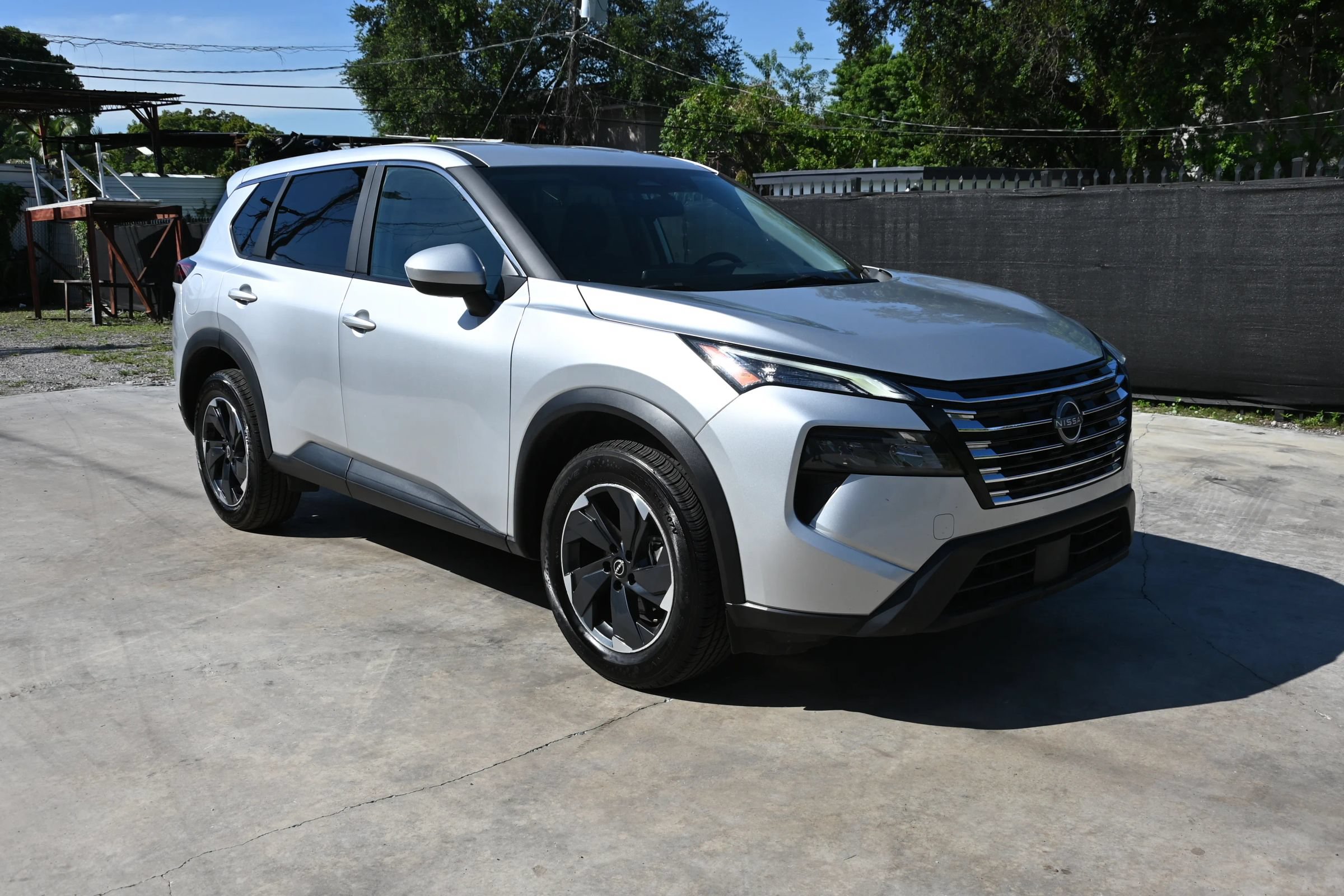 Used 2025 Nissan Rogue SV AWD/4WD image 1