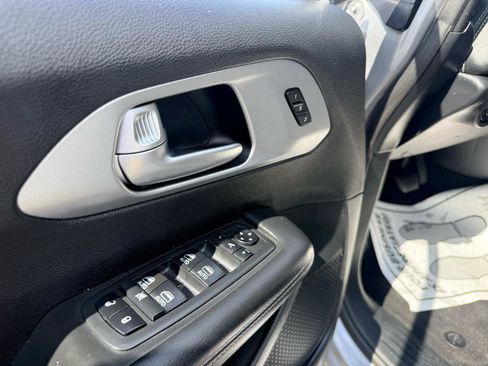Used 2018 Chrysler Pacifica Limited w/ S Appearance Package FWD image 11