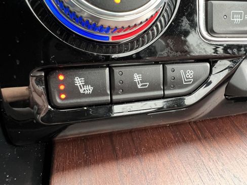 Used 2023 GMC Yukon Denali Ultimate AWD/4WD image 39