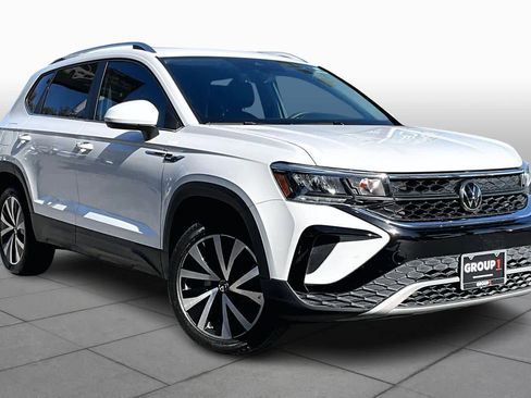 Certified 2024 Volkswagen Taos SE image 3