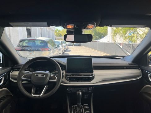 Used 2025 Jeep Compass Limited image 34